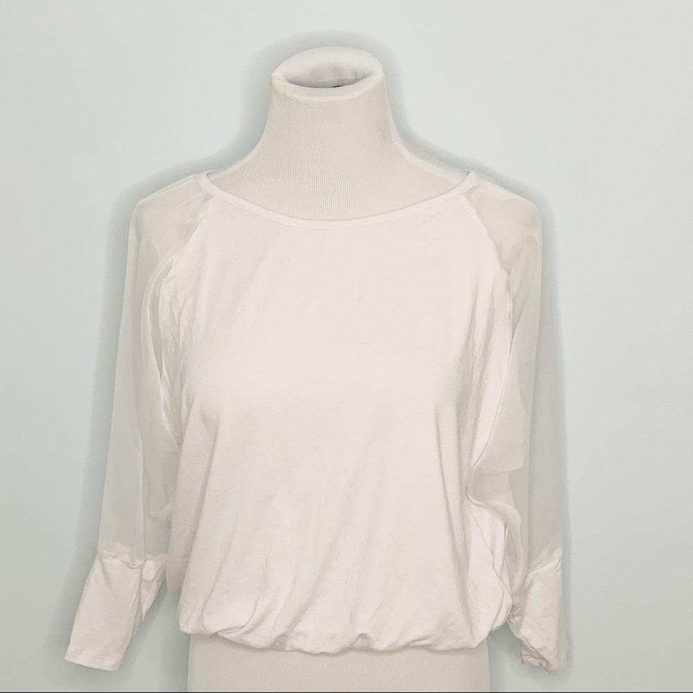 Long sleeves opens back clarear sleeves top